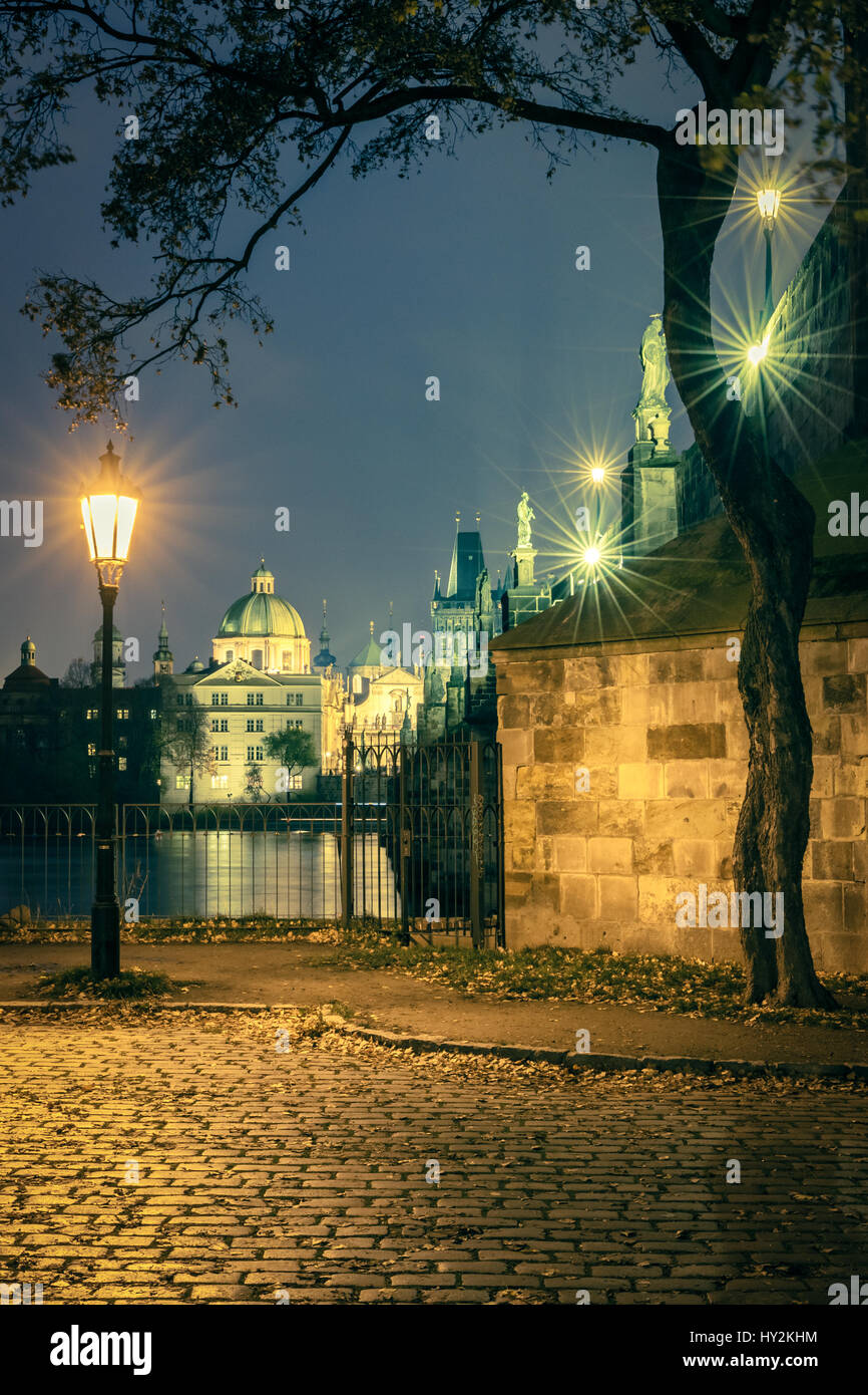 Nacht-Ansicht auf der Karlsbrücke in Prag, Hauptstadt von Tschechien. Stockfoto