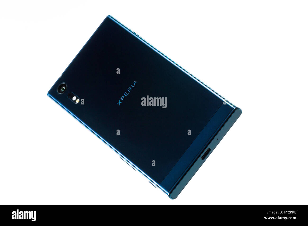 Ostrow Wielkopolski, Polen - 18. Dezember 2016: Smartphone Sony Xperia XZ in Türkis, hintere Abdeckung mit Inschrift Xperia und Objektiv mit Blitz Stockfoto