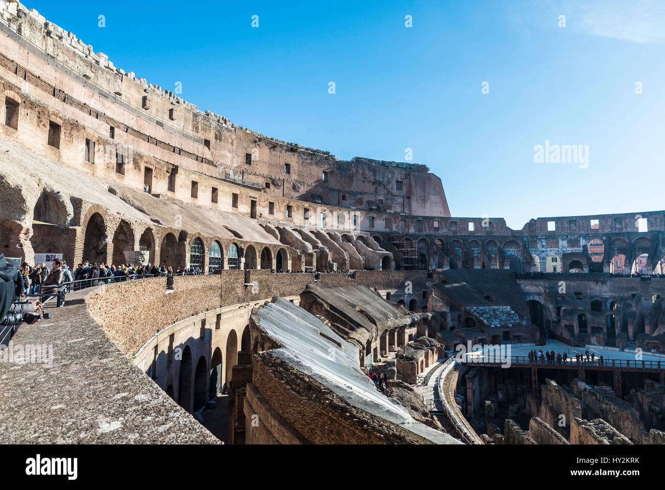 Rom, Italien - 31. Dezember 2016: Blick auf Kolosseum von Rom voller Touristen in Italien Stockfoto
