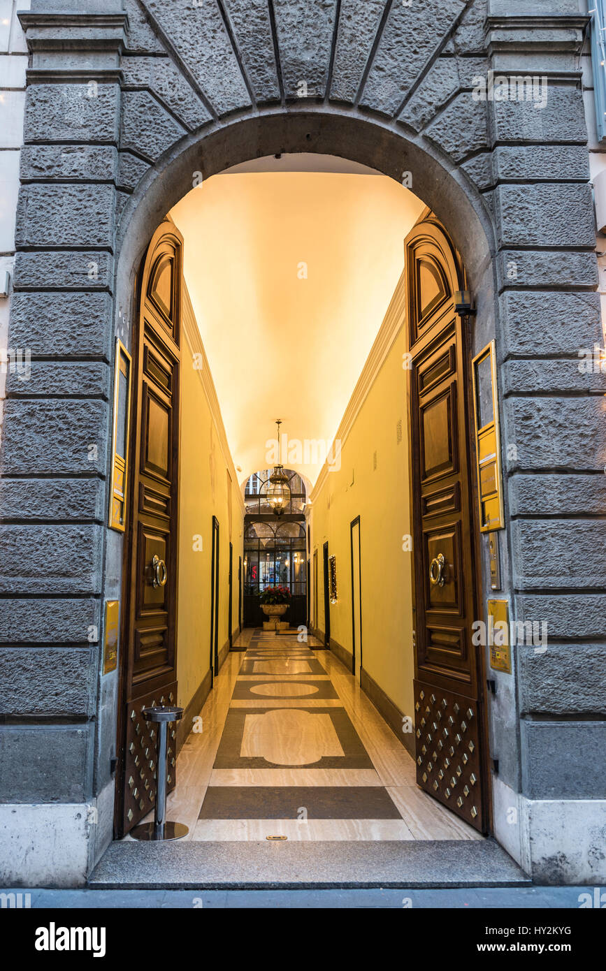 Eleganten Eingang eines Apartment-Portals in Rom, Italien Stockfoto