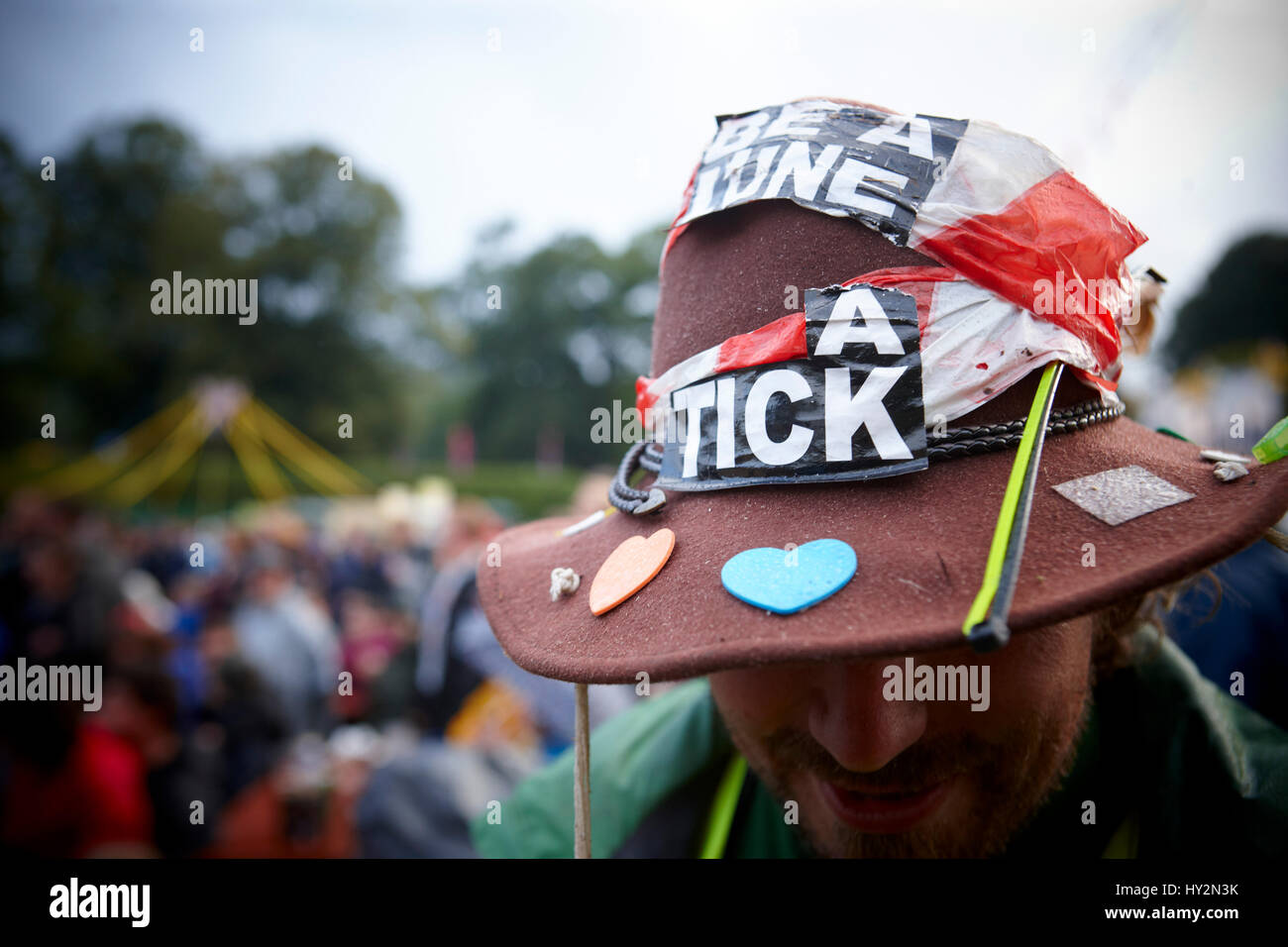 Mann trägt eine braune handgemachten Hut, Green Man-Festival, Wales Stockfoto