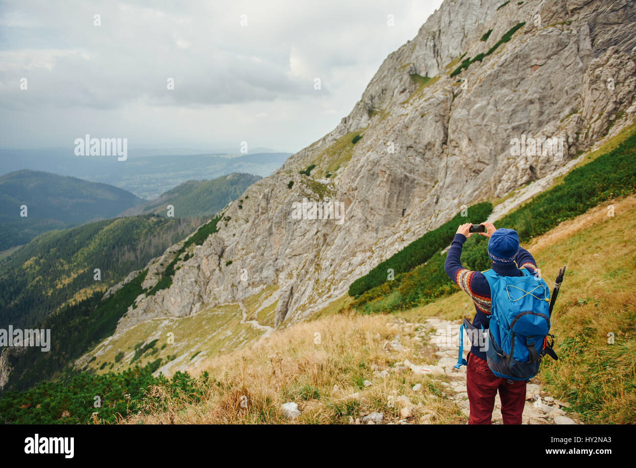 Wanderer, die die Fotos von einem Trail hoch in den Bergen Stockfoto