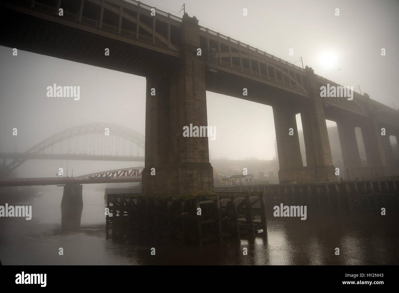 Nebel über den Tyne, Misty Morning auf NewcastleGateshead Kai / hohe Brücke Stockfoto