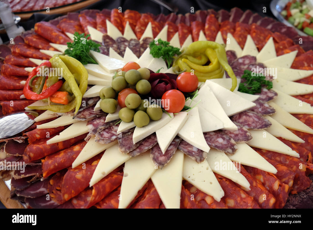 Klassische kroatische Vorspeise Platte mit feinen kroatischen Schinken, in Scheiben geschnittene ...