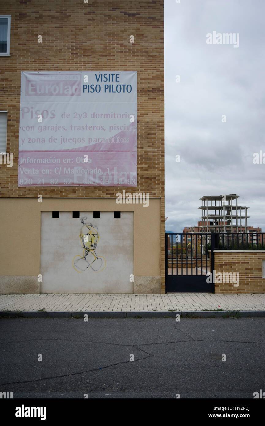 Fast verlassene Gegend am Stadtrand von Avila, Spanien. Die meisten Gebäude wurden aufgrund der Immobilienblase unvollendet. Stockfoto