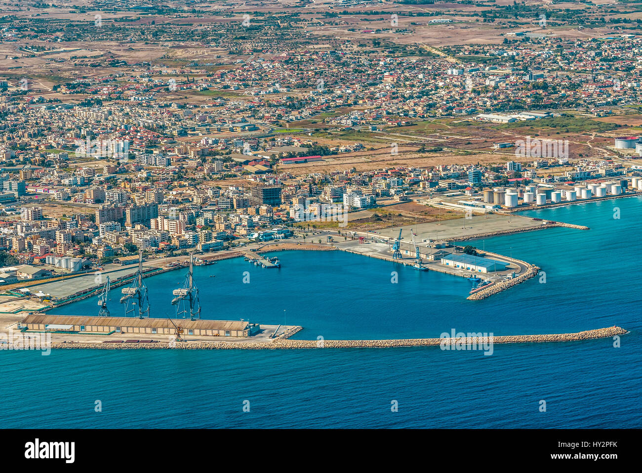 Meer Hafenstadt Larnaca, Zypern.  Blick aus dem Flugzeug auf die Küste, Strände, Hafen und die Architektur der Stadt Larnaka. Stockfoto