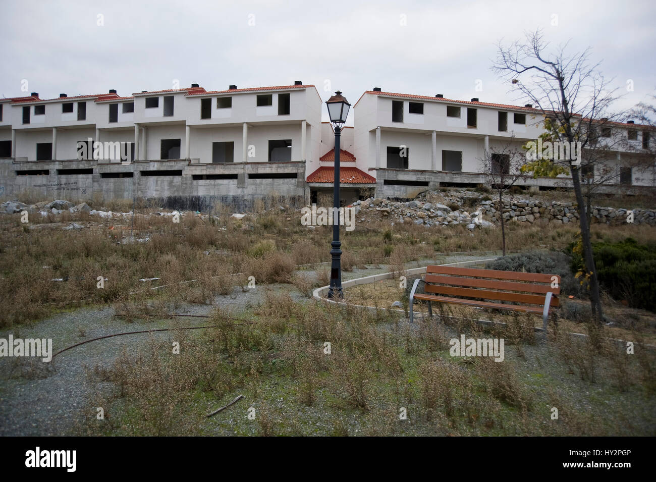 Fast verlassene Gegend am Stadtrand von Avila, Spanien. Die meisten Gebäude wurden aufgrund der Immobilienblase unvollendet. Stockfoto