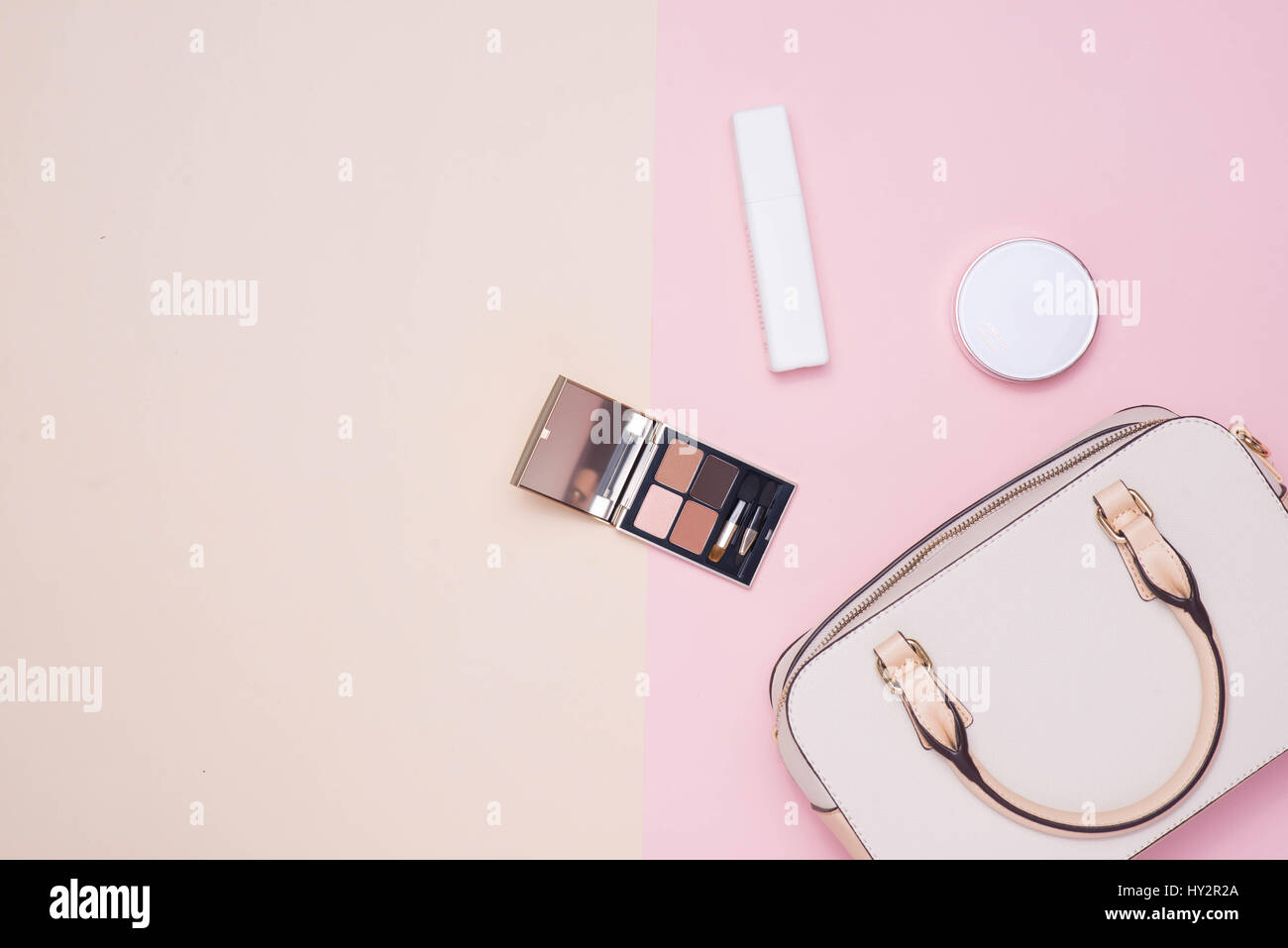 Wohnung mit Exemplar der weiblichen Mode-Accessoires und weiße Handtasche auf Pastell Farbe Hintergrund legen. Stockfoto