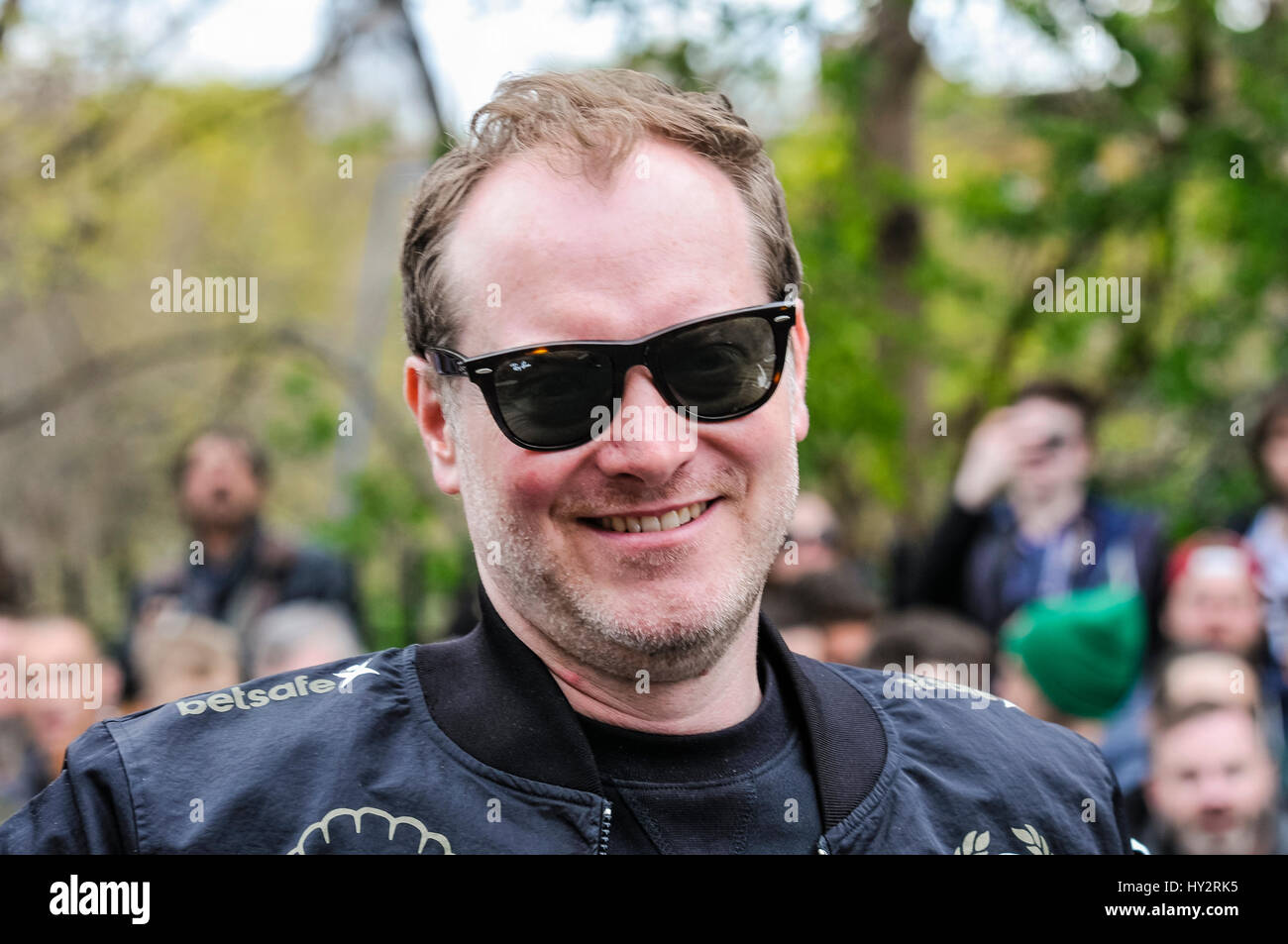 DUBLIN, Irland: 30. April 2016 - kommt Maximillion Cooper, Gründer des Gumball Rally 3000, in Dublin vor dem Start des Rennens nach Budapest. Stockfoto