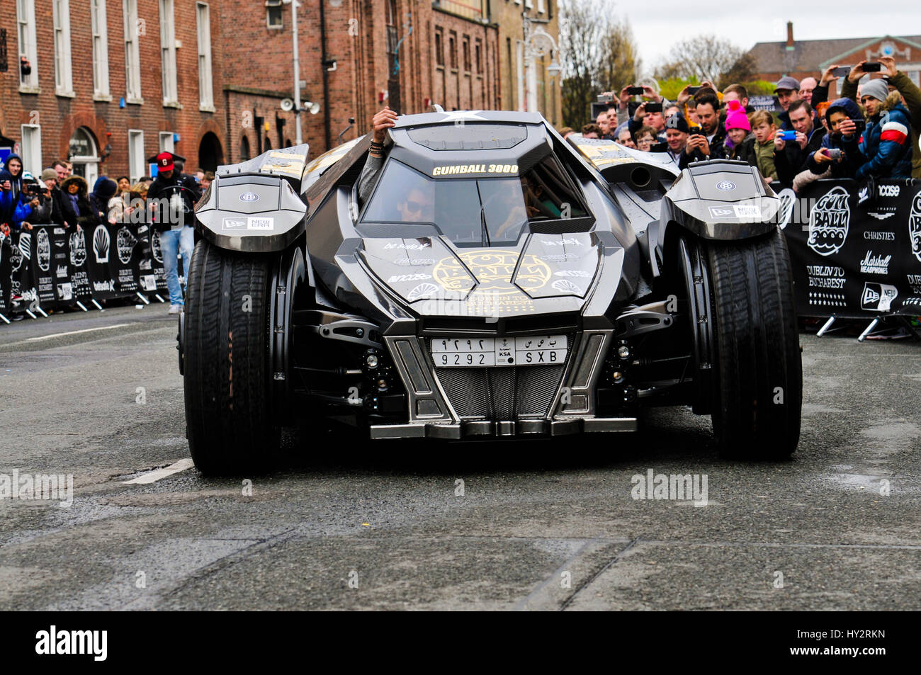 DUBLIN, IRLAND. 1. Mai 2016 - begibt "Batmobile" sich von Dublin auf der ersten Etappe des Gumball 3000 nach Budapest. Stockfoto