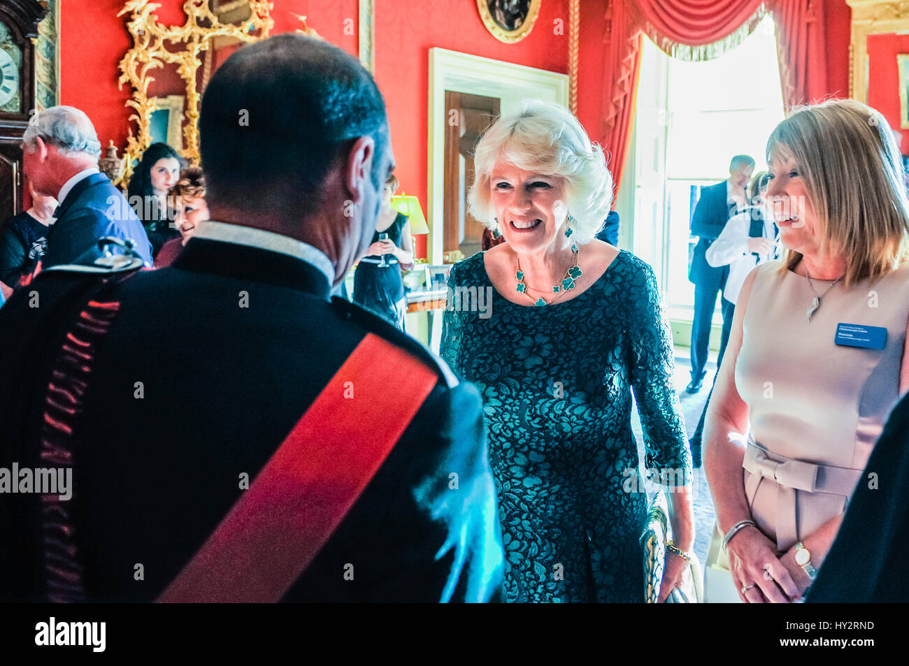 HILLSBOROUGH, NORDIRLAND. 24. Mai 2016: The Duchess of Cornwall chats für Gäste im Hillsborough-Palast. Stockfoto