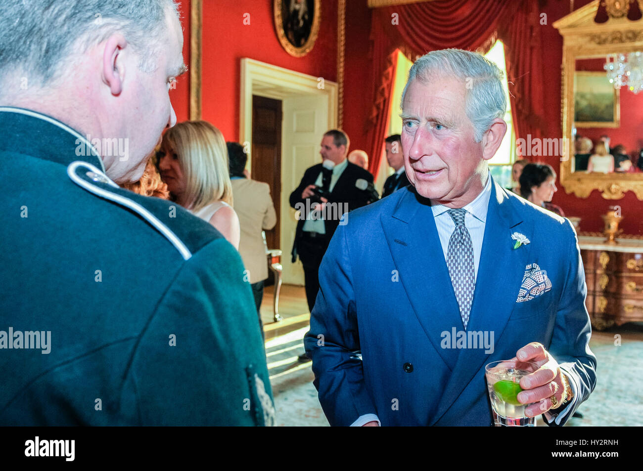 HILLSBOROUGH, NORDIRLAND. 24. Mai 2016: seine königliche Hoheit Prinz Charles, Prinz von Wales, chats für Gäste im Hillsborough-Palast. Stockfoto