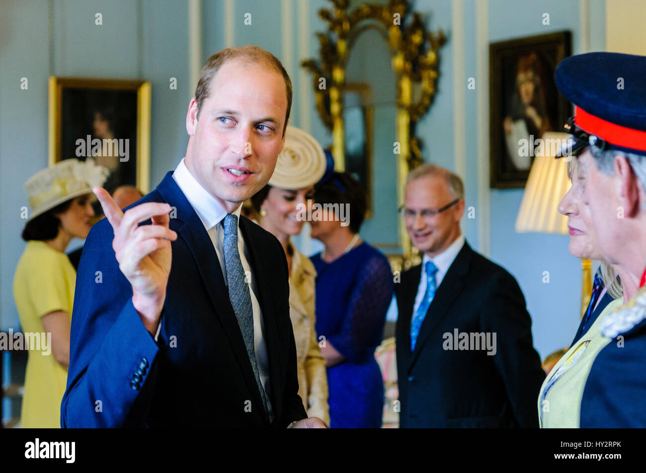 HILLSBOROUGH, NORDIRLAND. 14. Juni 2016: Prinz William, Herzog von Cambridge trifft Gäste vor der jährlichen Gartenparty der Secretary Of State. Stockfoto
