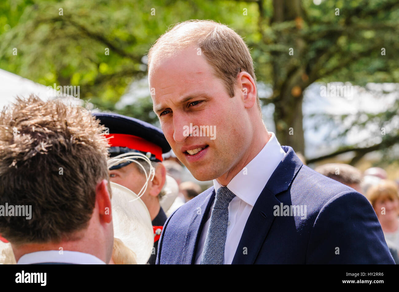 HILLSBOROUGH, NORDIRLAND. 14. Juni 2016: Prinz Williiam, The Duke Cambridge chats zu Gast im jährlichen Gartenparty der Secretary Of State. Stockfoto