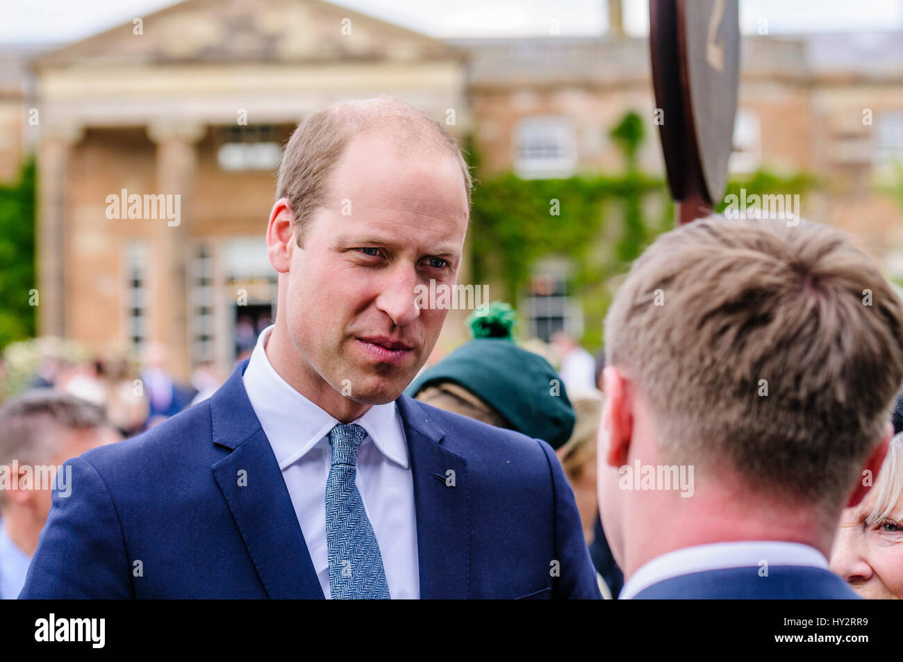 HILLSBOROUGH, NORDIRLAND. 14. Juni 2016: Prinz Williiam, The Duke Cambridge chats zu Gast im jährlichen Gartenparty der Secretary Of State. Stockfoto