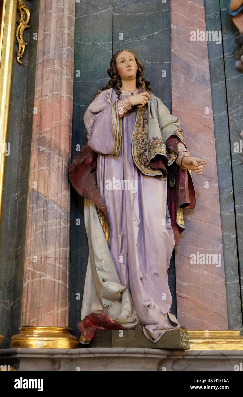 Saint Apollonia-Statue auf dem Altar in der Kirche St. Katharina von Alexandrien in Krapina, Kroatien am 21. April 2016. Stockfoto