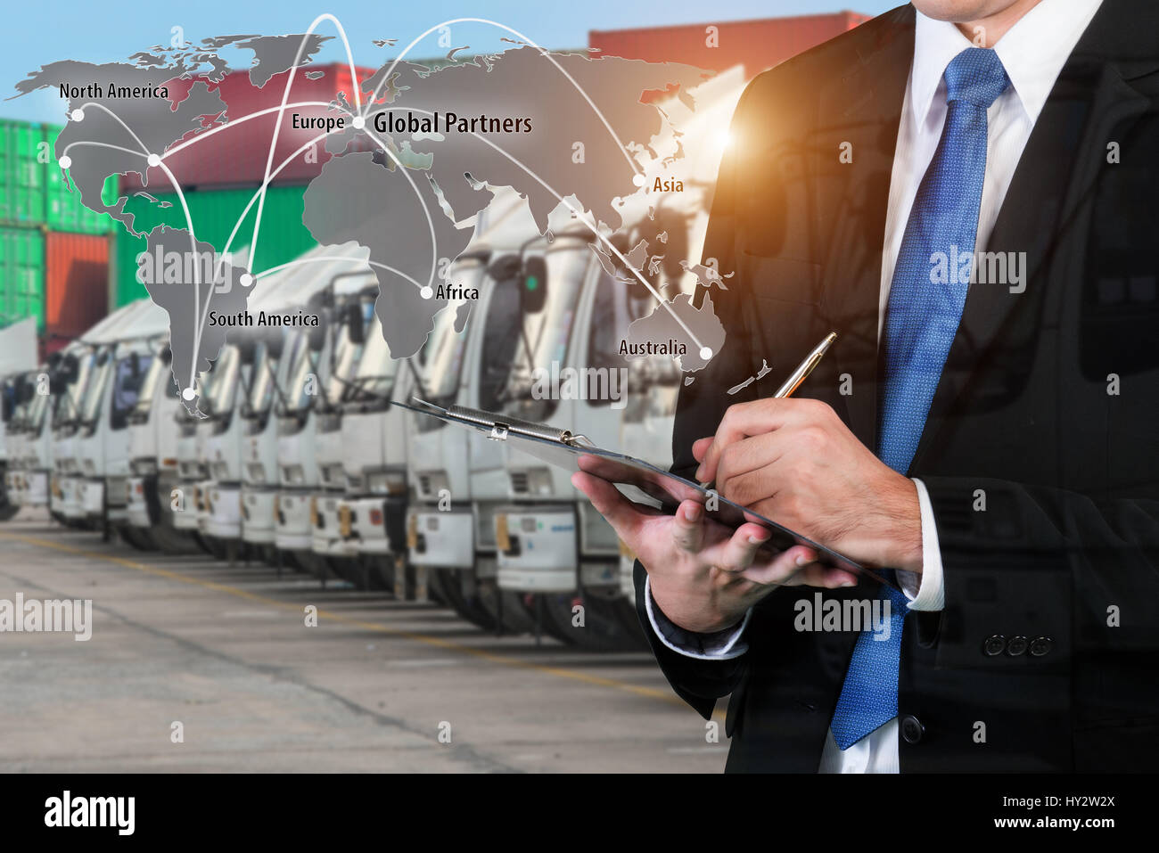 Doppelbelichtung Geschäftsmann ist eine Buchung mit unscharfen Cargo Transport Port und Weltkarte. Transport Logistik-Konzept. O Elemente Stockfoto