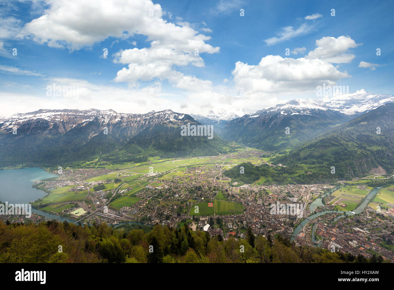 Luftbild des Stadtteils und Interlaken vom Aussichtspunkt am Harder Kulm in Interlaken, Bern, Schweiz. Stockfoto