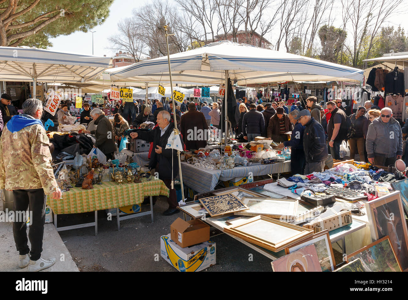 Rom, Italien - 26. Februar 2017: Stände außerhalb in einem vorstädtischen Markt Stockfoto