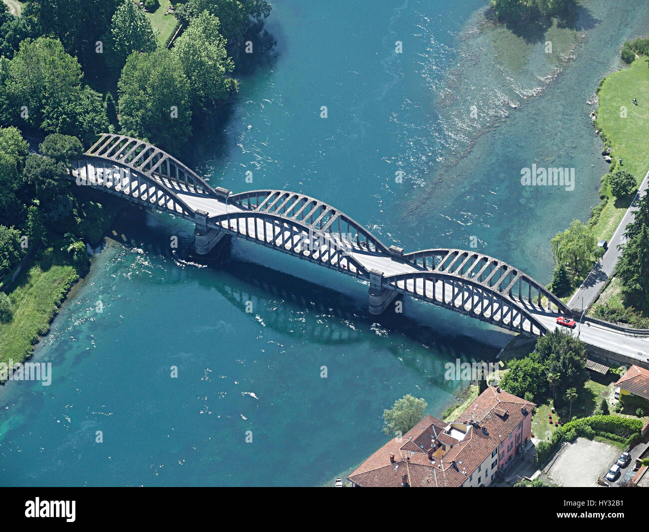 Konkreten Bogen Spanne Brücke über den Fluss Adda in Brivio Stockfoto