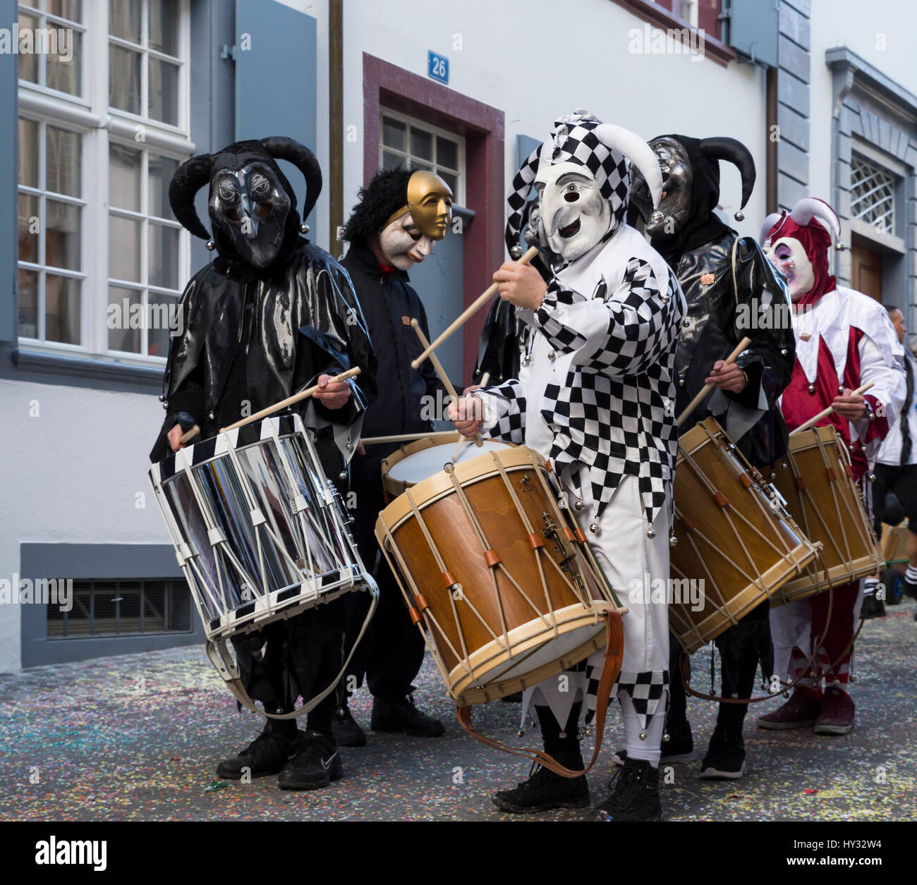 Basler Fasnacht. Nadelberg, Basel, Schweiz - 7. März 2017. Eine Gruppe von  Teilnehmern der Karneval in bunten Kostümen auf Snare-Drums spielen  Stockfotografie - Alamy