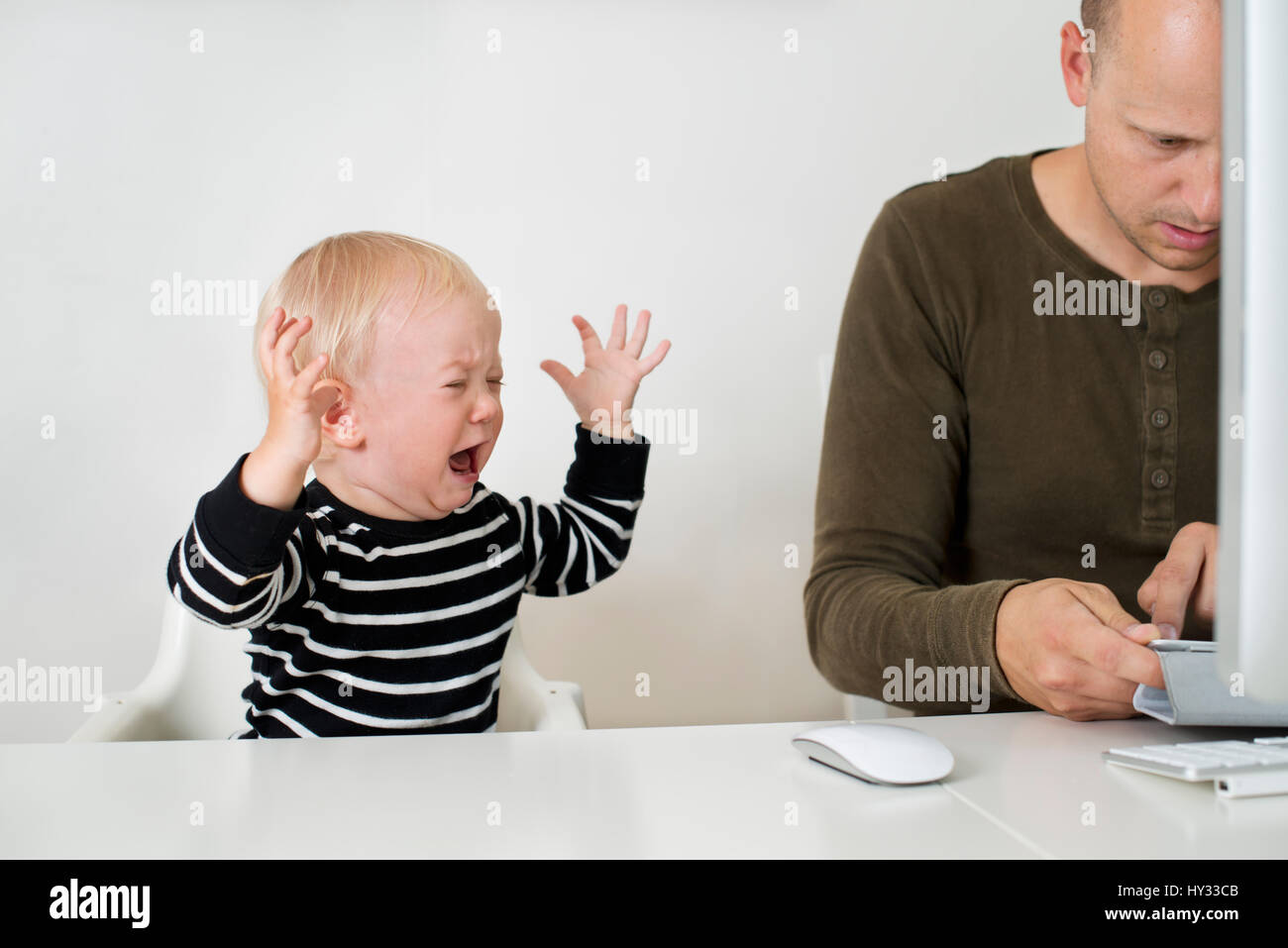 Schweden, Aufenthalt im Hause Papa mit Tablet, Sohn (12-17 Monate) werfen Wutanfälle Stockfoto