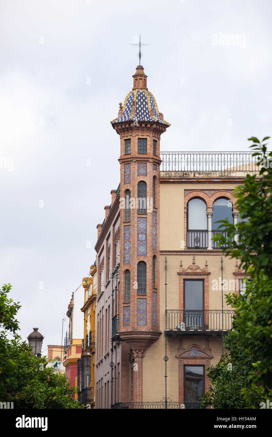 Ein Turm im maurischen Stil mit kleinen Mosaiken im Dorf von Sevilla oder Sevilla, Spanien, Europa. Stockfoto