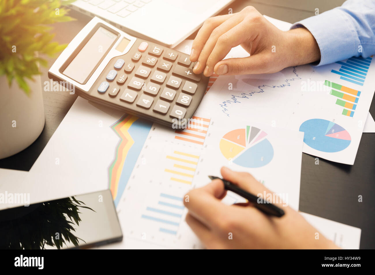 Businesman arbeiten am Aktienmarkt Grafiken und Diagramme Stockfoto