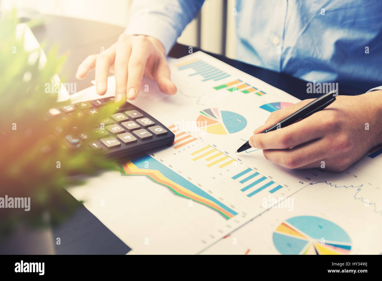 Mann zu analysieren und auf finanzielle Geschäftsberichte im Büro arbeiten Stockfoto