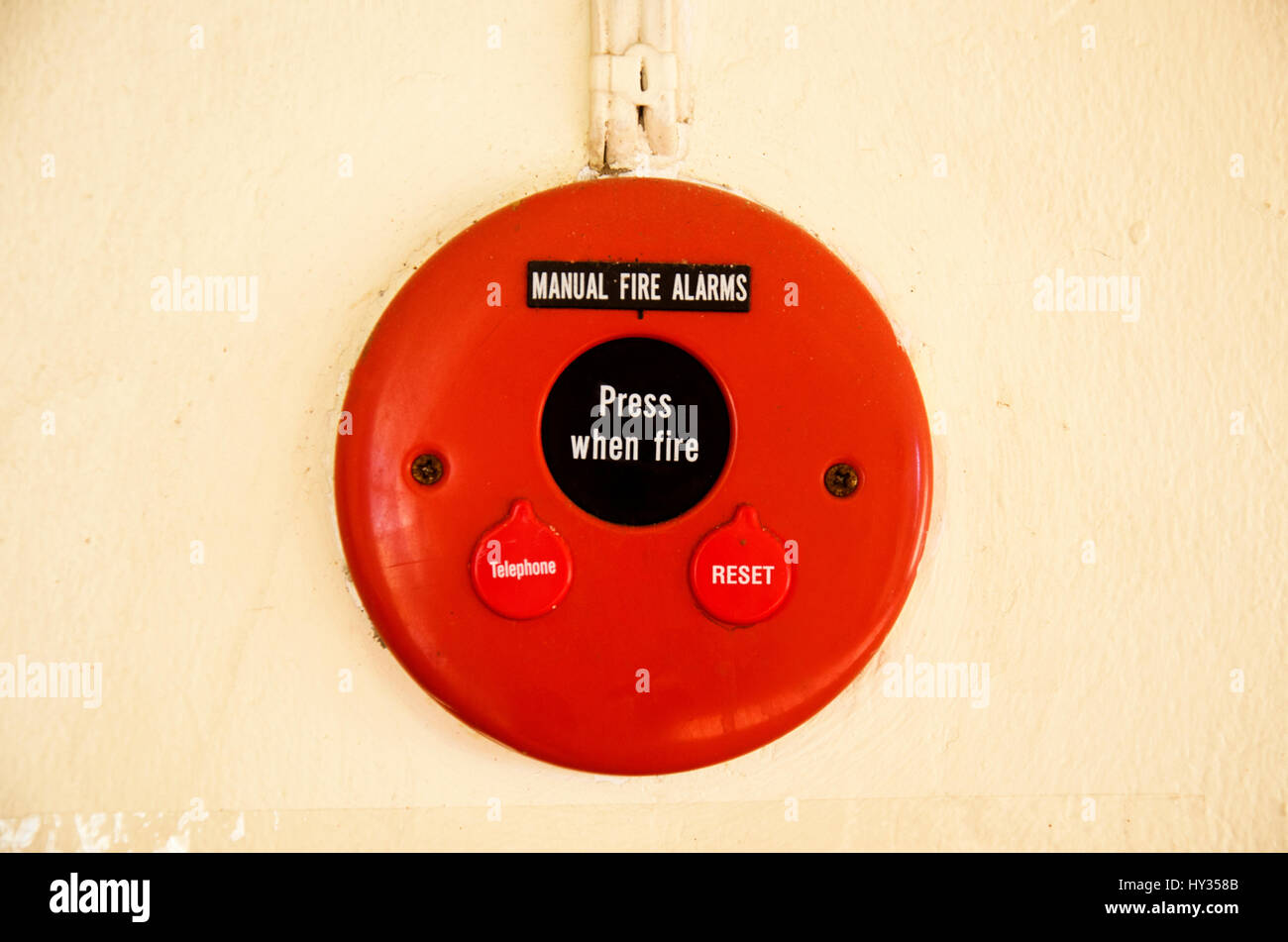 Brandmelder-System an der Wand montierten Red Fire Alarm-Taste verwendet, um Warnsysteme in Gebäuden zu aktivieren Stockfoto