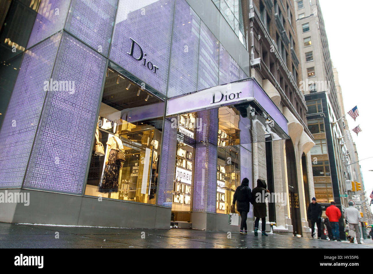 New York, Februar 9, 2017: Die Menschen gehen durch den Dior-Store auf der 57th Street nach einem Schneefall in Manhattan. Stockfoto
