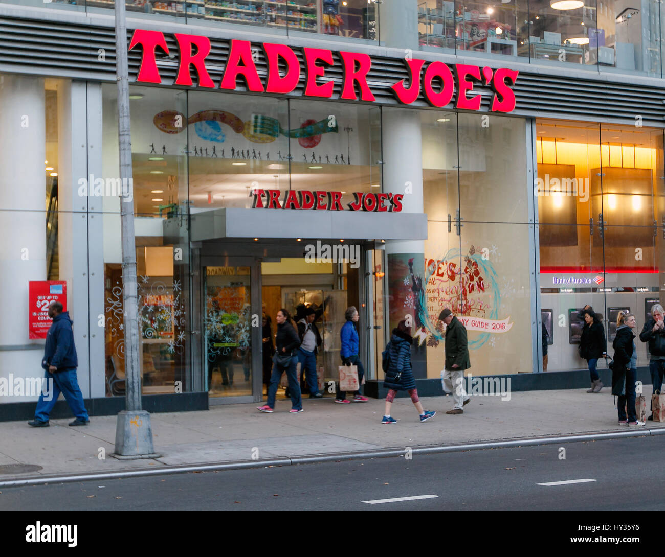 New York, 28. November 2016: Menschen zu Fuß durch ein Trader Joes Lebensmittelgeschäft auf der Upper West Side. Stockfoto