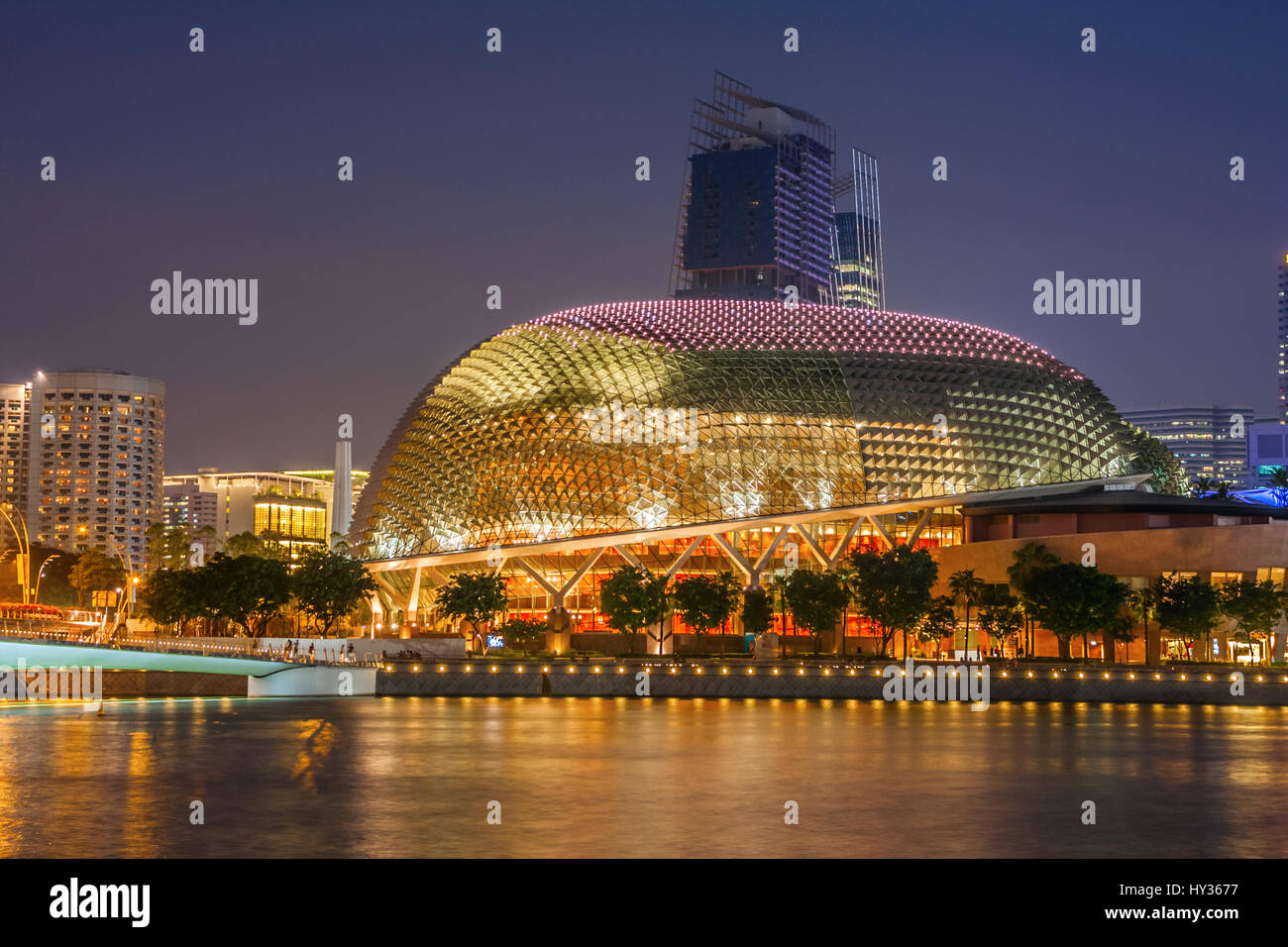 Theater an der Bucht ist eine Leistung und Art Center in der Marina Bay gelegen. Es ist unter dem Spitznamen Durian wegen seiner spikey Aussehen. Singapur. Stockfoto