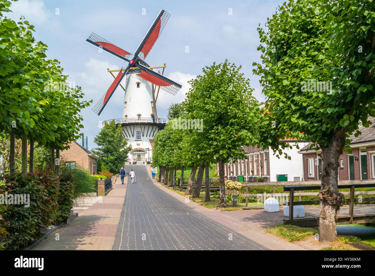 Inzwischen mit traditionellen Windmühle in Stadt Willemstad, Nord-Brabant, Niederlande Stockfoto