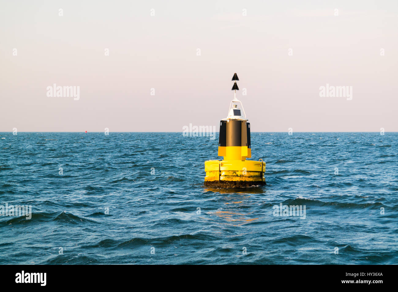 Norden Kardinal Mark schwimmt auf der Nordsee vor der niederländischen Küste in der Nähe von Den Helder, Niederlande Stockfoto