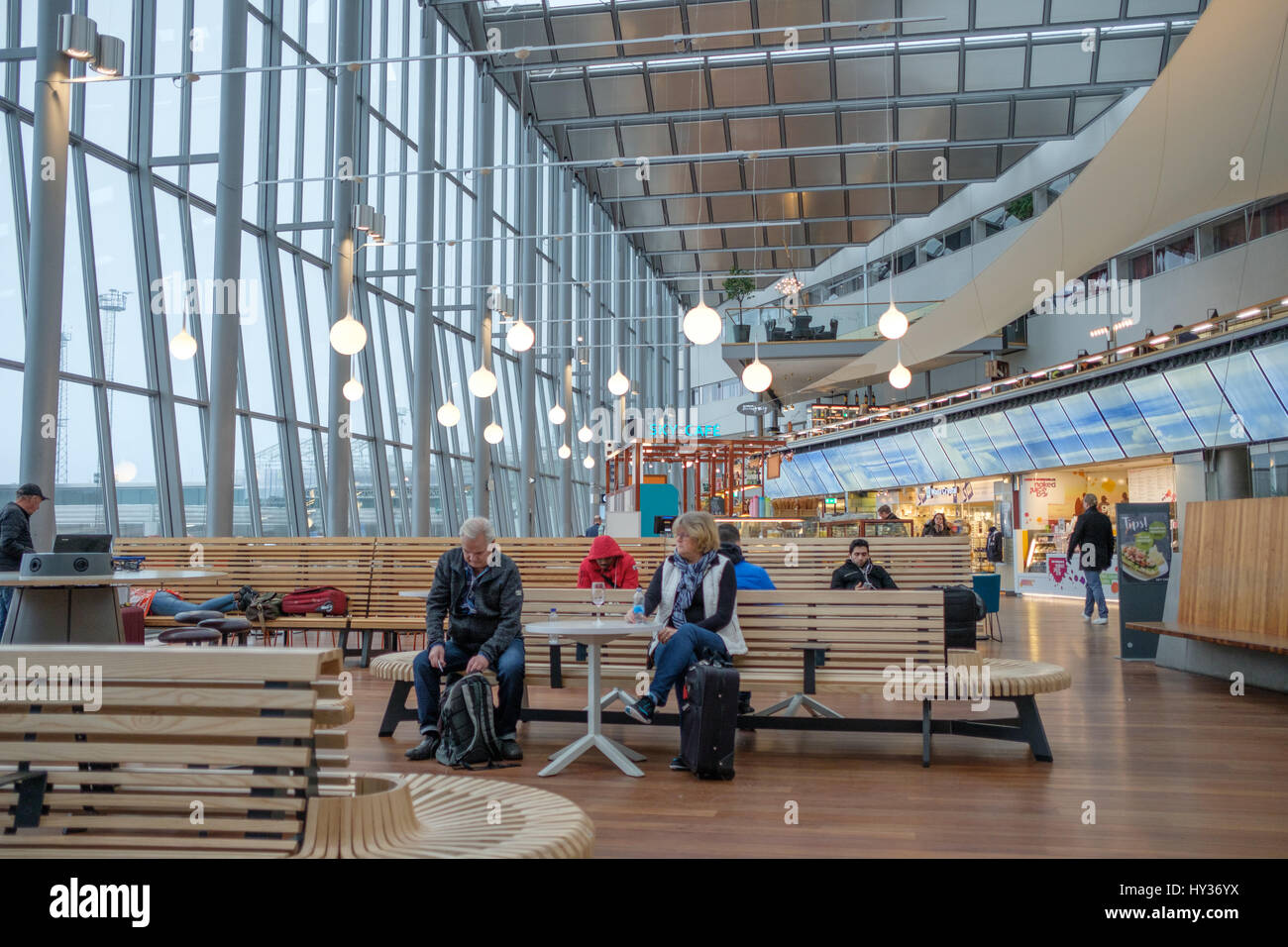 Reisende am Sky City zwischen dem internationalen und nationalen Terminal am Flughafen Arlanda in Stockholm. Dies ist die am stärksten frequentierte Flughafen in Schweden. Stockfoto