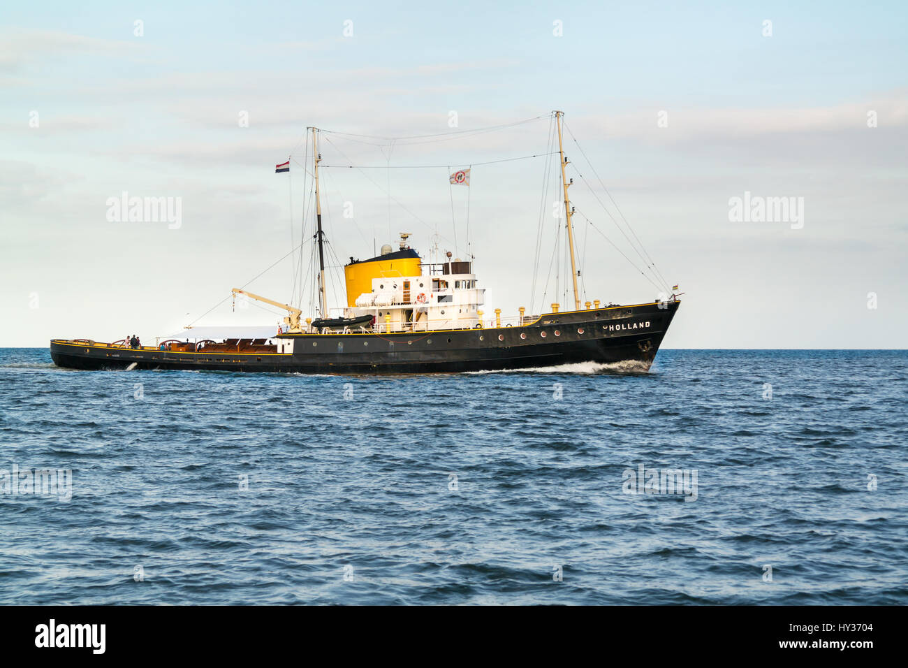 Seegehende Schlepper und Passagier Schiff Holland Kreuzfahrt auf Wattenmeer, Niederlande Stockfoto
