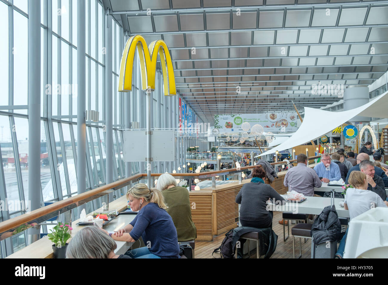 Reisende am Sky City zwischen dem internationalen und nationalen Terminal am Flughafen Arlanda in Stockholm. Dies ist die am stärksten frequentierte Flughafen in Schweden. Stockfoto