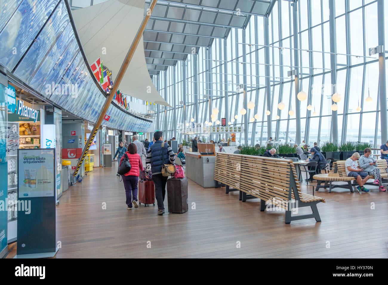 Reisende am Sky City zwischen dem internationalen und nationalen Terminal am Flughafen Arlanda in Stockholm. Dies ist die am stärksten frequentierte Flughafen in Schweden. Stockfoto