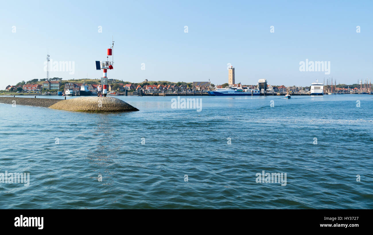 Hafeneinfahrt und Leuchtturm Brandaris auf Wattenmeer Insel Terschelling, Friesland, Niederlande Stockfoto