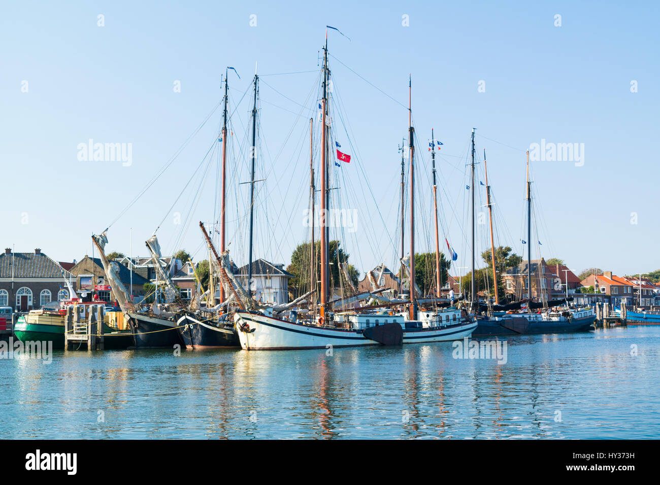 Traditionelle Segelschiffe der braunen Flotte im Hafen am Wattenmeer Insel Terschelling, Niederlande Stockfoto