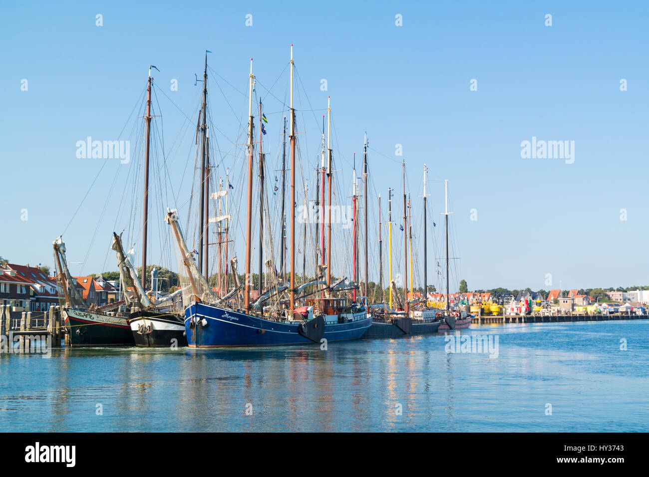 Traditionelle Segelschiffe der braunen Flotte im Hafen am Wattenmeer Insel Terschelling, Niederlande Stockfoto