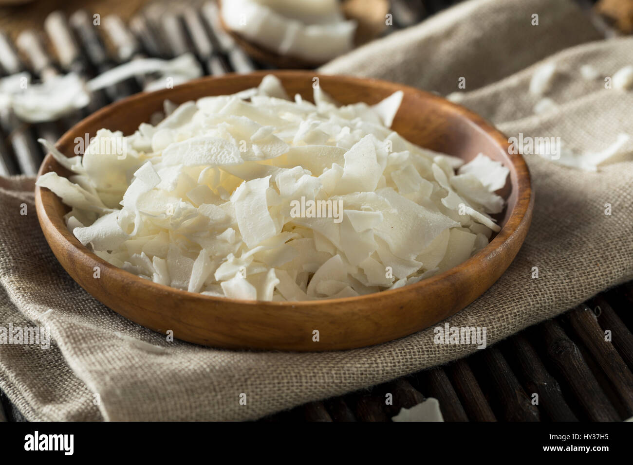 Rohe organische Kokosflocken in einer Schüssel zum Backen Stockfoto