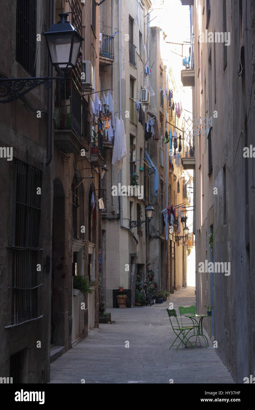 Blick auf eine schmale Straße hinunter in das gotische Viertel, Altstadt, Barcelona, Spanien Stockfoto