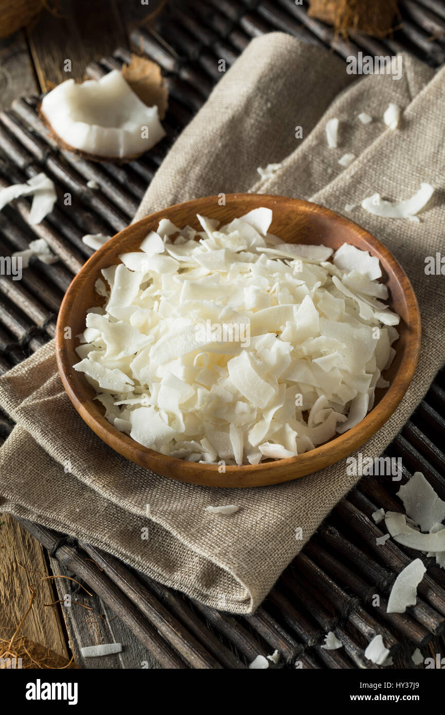Rohe organische Kokosflocken in einer Schüssel zum Backen Stockfoto