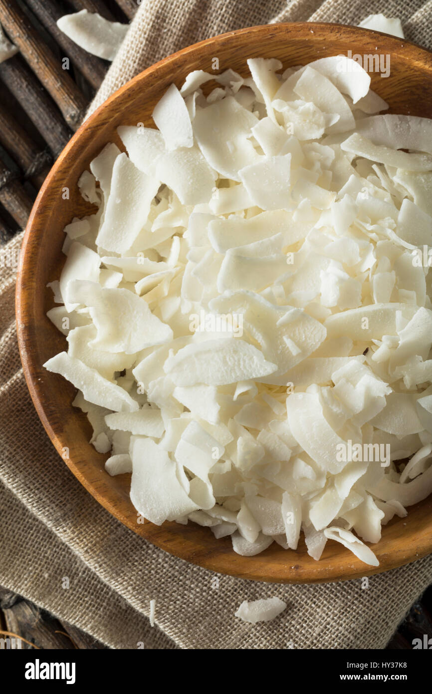 Rohe organische Kokosflocken in einer Schüssel zum Backen Stockfoto