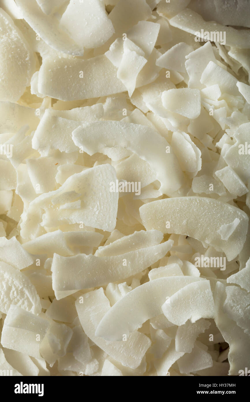 Rohe organische Kokosflocken in einer Schüssel zum Backen Stockfoto