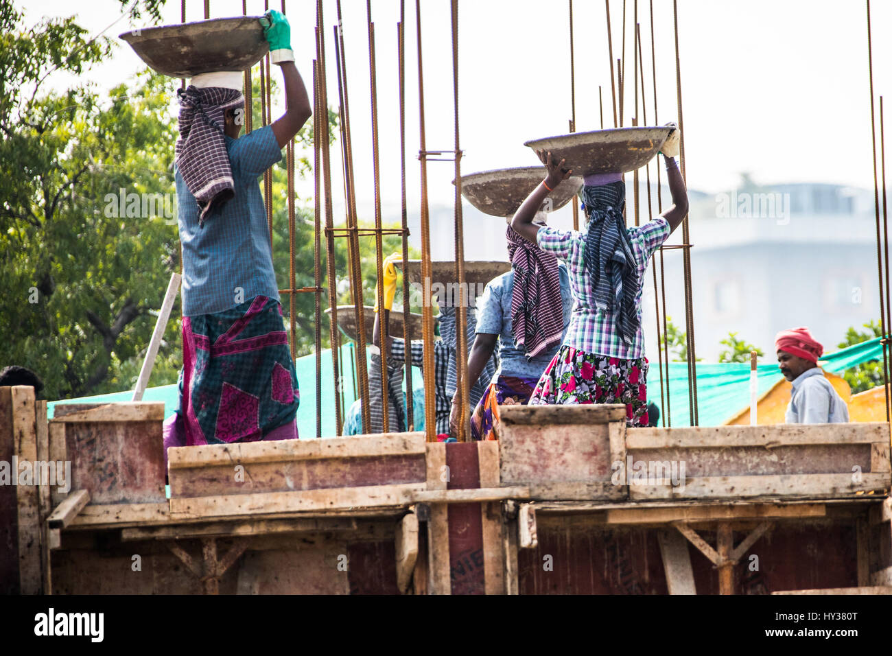Frauen tragen schwerer Lasten auf einer Baustelle in Chennai, Indien Stockfoto