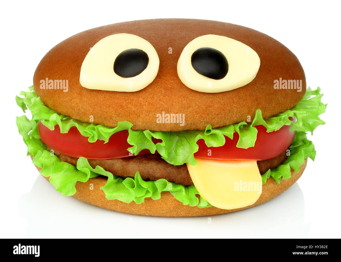 Große lustige Hamburger mit Käse Augen und Rind Schnitzel auf weißem Hintergrund Stockfoto