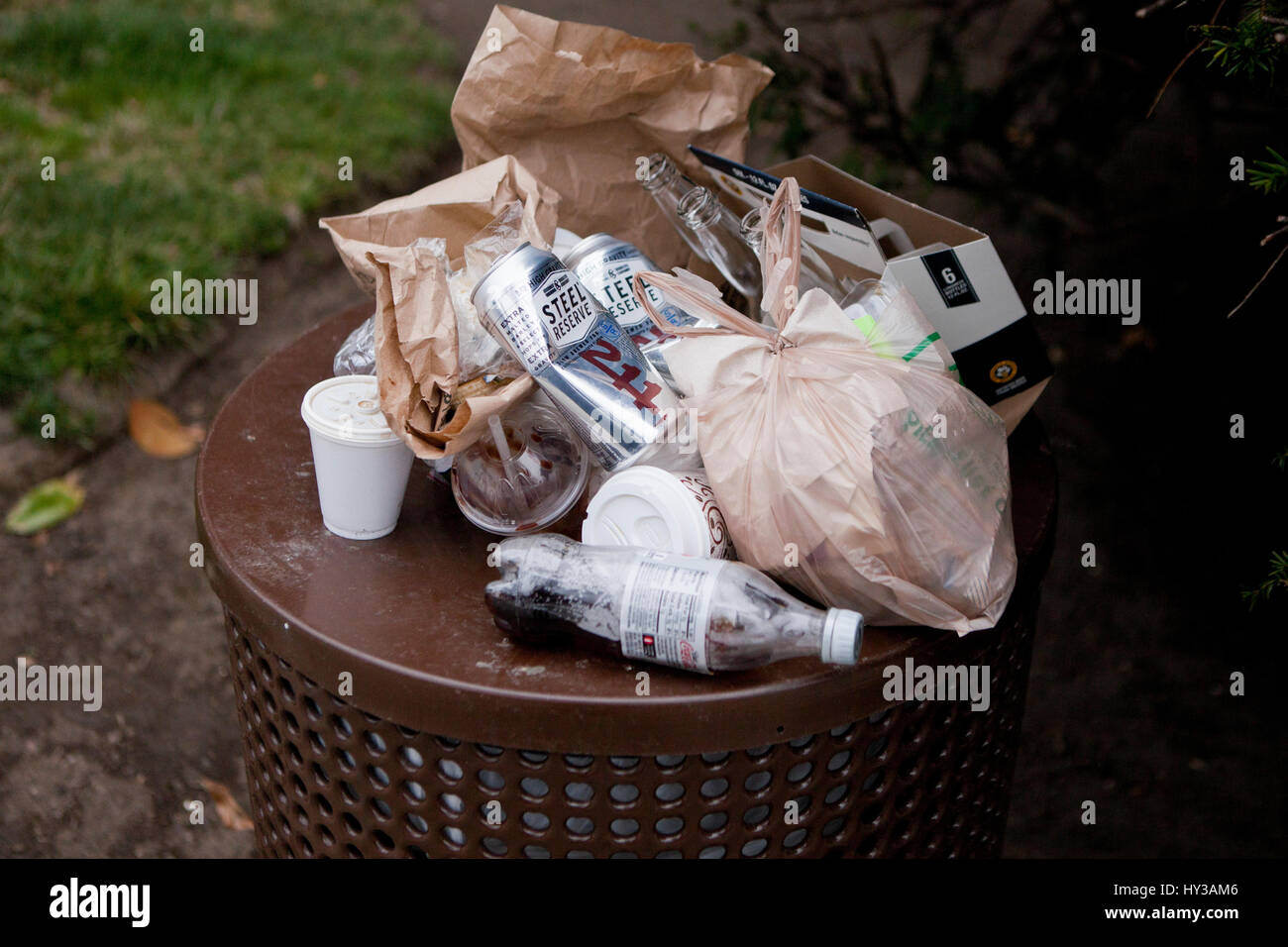 Öffentliche Mülleimer voll mit verworfen - USA Stockfoto